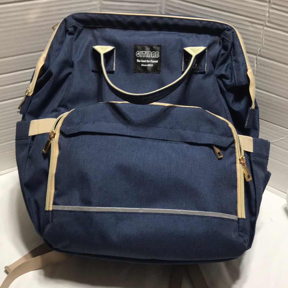 Gitibab baby diaper/backpack with multiple compartments. NWOT